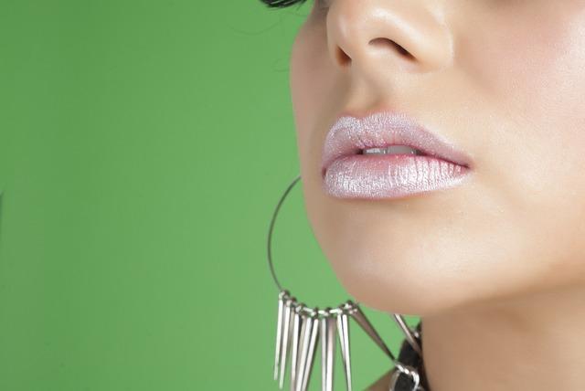 Expert Picks: Non-Sticky Lip Glosses for a Radiant Finish